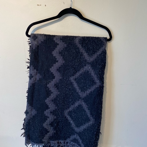 Aritzia wilfred diamond wool black/ gray scarf… - Picture 6 of 6